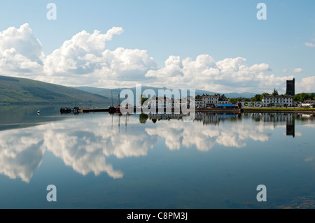 Inveraray spiegelt sich im Loch Fyne, Argyll, Hochlandregion, Schottland, Vereinigtes Königreich Stockfoto