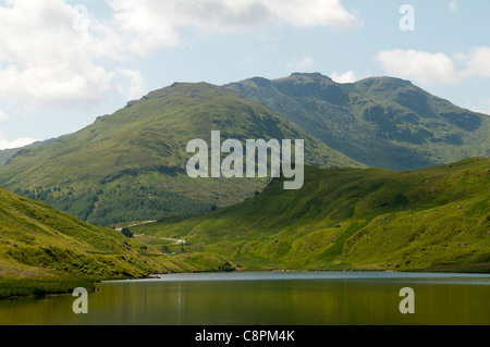 Loch Restil und Ben Donich, in der Nähe des Gipfels von den "Rest und dankbar sein" übergeben, Argyll, Hochlandregion, Schottland, UK Stockfoto