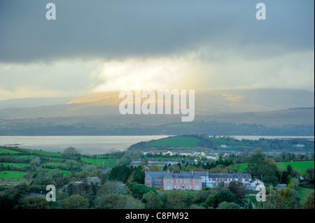 Ein Bruch in den Wolken über die Caha Berge von Bantry an einem langweiligen Tag Stockfoto