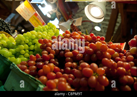 Obst auf einem Marktstand Stockfoto