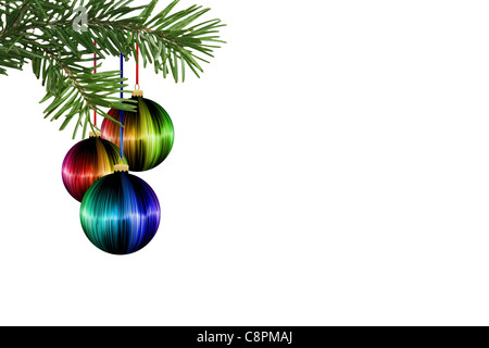 Regenbogen-Weihnachtskugel auf weißem Hintergrund Stockfoto
