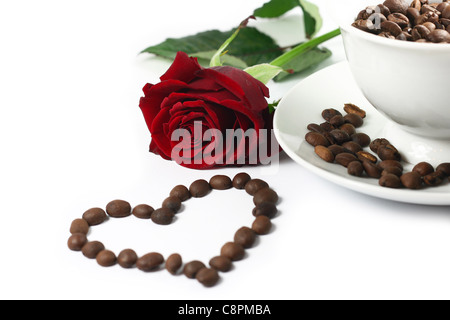 rote Rosen und Herzen Kaffee auf weißem Hintergrund Stockfoto