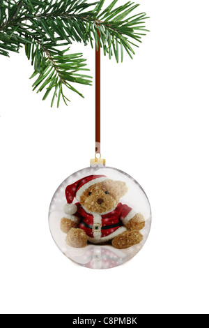 Weihnachtskugel mit Teddybär isoliert auf weiss Stockfoto
