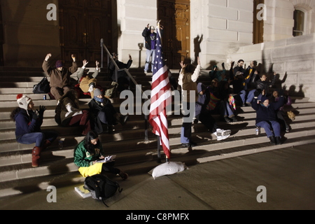 Indianapolis Wall Street Demonstranten Konsens auf den südlichen Stufen der Indiana State House 29. Oktober 2011 zu besetzen. Stockfoto