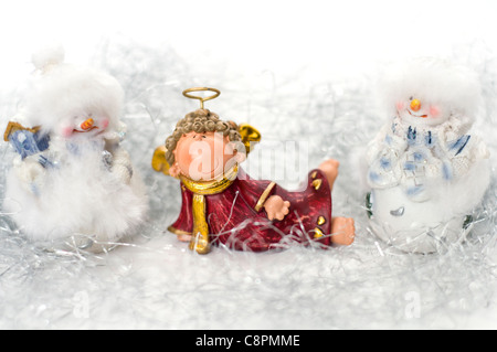 Dekorative Weihnachten Schneemänner und Ornament Engel auf einem weißen Hintergrund Stockfoto