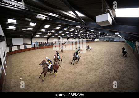 Reiter kämpfen um den Ball an einen Schulen und Universitäten-Polo-Turnier in der Nähe von Clevedon, North Somerset UK Stockfoto