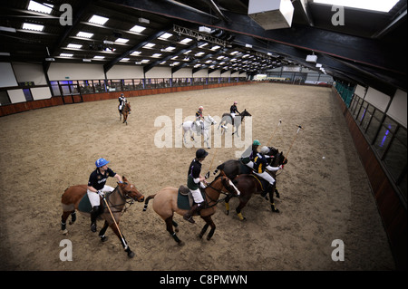 Reiter kämpfen um den Ball an einen Schulen und Universitäten-Polo-Turnier in der Nähe von Clevedon, North Somerset UK Stockfoto