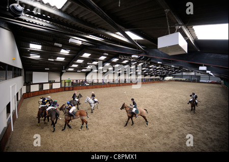 Reiter kämpfen um den Ball an einen Schulen und Universitäten-Polo-Turnier in der Nähe von Clevedon, North Somerset UK Stockfoto