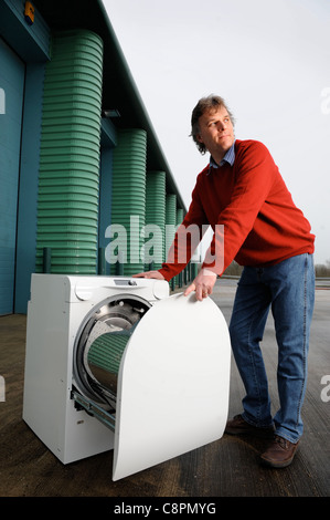 Andrew Reason mit seiner energiesparenden Grund Frontlader Waschmaschine UK Stockfoto