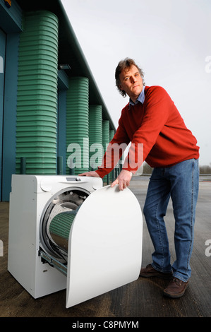 Andrew Reason mit seiner energiesparenden Grund Frontlader Waschmaschine UK Stockfoto