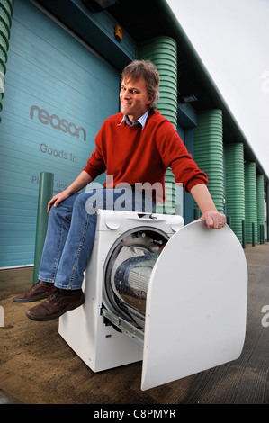 Andrew Reason mit seiner energiesparenden Grund Frontlader Waschmaschine UK Stockfoto