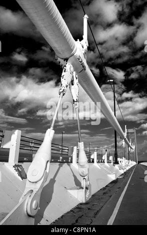 Detail der Severn Bridge, Chepstow, in schwarz und weiß an sonnigen Tag Stockfoto