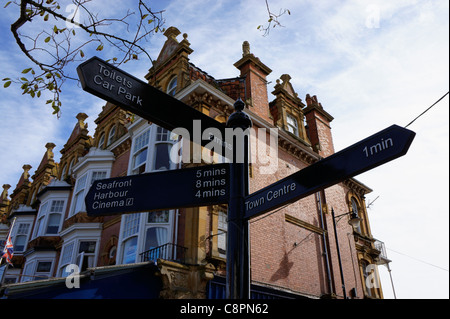 Nahaufnahme der Wegweiser in Paignton, Devon, England. Stockfoto