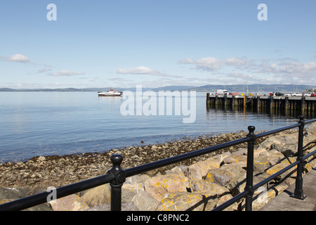 Calmac Fähre Segeln aus der Stadt Largs auf den Firth of Clyde, Insel Great Cumbrae Scotland UK Stockfoto