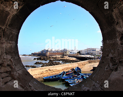 Sardine Angelboote/Fischerboote in der Skala du Port gesehen durch eine Öffnung in den Hafen Wälle, Essaouira, Marokko, Nordafrika Stockfoto