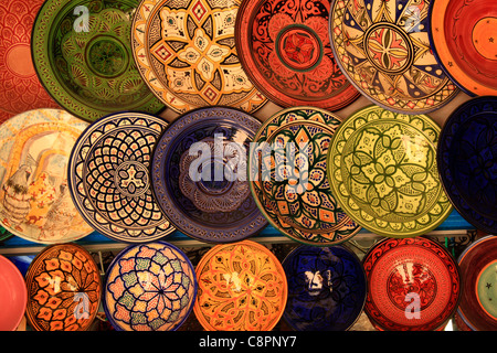 Marokkanische Keramik Teller Vasen zu verkaufen mit traditionellen islamischen Designs, Essaouira Medina Souk Markt, Marokko Stockfoto