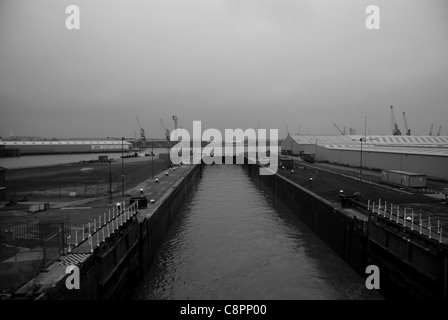 Eingang zum King George Dock in den Rumpf docks Stockfoto