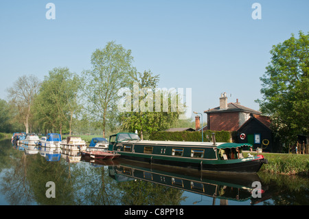 Boote in der Nähe von Hacke Mühle Schloss auf dem Fluß Chelmer und Blackwater Navigation. Stockfoto