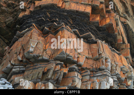 Gesteinsschichten im Felsen an der Sandymouth Bay, North Cornwall, England, UK Stockfoto