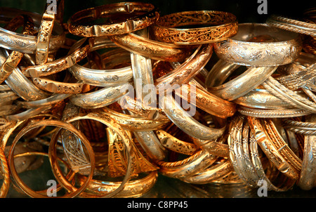 Gold und Silber Armreifen zu verkaufen, dargestellt in einem Schaufenster in der Juwelier-Souk in der Medina in Essaouira, Marokko Stockfoto