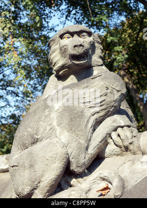 Statue des Affen außerhalb Cardiff Castle, South Wales, UK Stockfoto