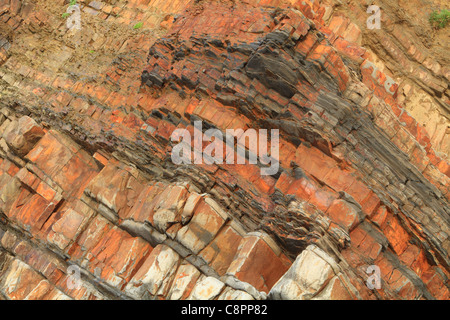 Gesteinsschichten im Felsen an der Sandymouth Bay, North Cornwall, England, UK Stockfoto