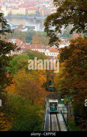 Standseilbahnen, Petrin-Hügel im Herbst, Pragerburg, Prag, Tschechische Republik Stockfoto