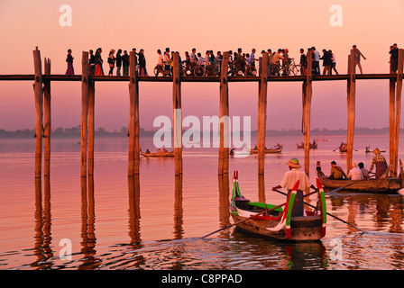 U-Bein Brücke in Amarapura außerhalb Mandalay in Burma / Myanmar bei Sonnenuntergang. Stockfoto