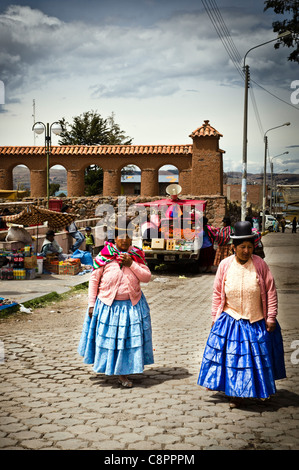 Frauen tragen traditionelle peruanische Kostüm Wandern in Straße Chucuito Puno Peru Stockfoto