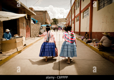 Frauen tragen traditionelle peruanische Kostüm Wandern in Straße Chucuito Puno Peru Stockfoto