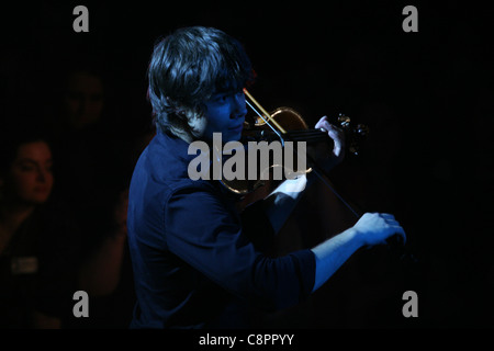 Der norwegische Sänger und Geiger Alexander Rybak, der Gewinner des Eurovision Song Contest (2009) tritt bei seinem Konzert in der Lucerna Music Bar in Prag, Tschechien, am 23. Februar 2010 auf. Stockfoto