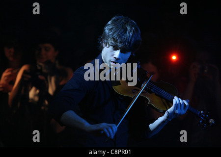 Der norwegische Sänger und Geiger Alexander Rybak, der Gewinner des Eurovision Song Contest (2009) tritt bei seinem Konzert in der Lucerna Music Bar in Prag, Tschechien, am 23. Februar 2010 auf. Stockfoto