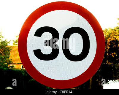 30 km/h Geschwindigkeit Beschränkung Zeichen Straße Zeichen Limit begrenzt England UK britisches Englisch am Straßenrand Stockfoto