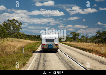 Wohnwagen auf Victoria Highway in der Nähe von Timber Creek, Northern Territory, Australien Stockfoto