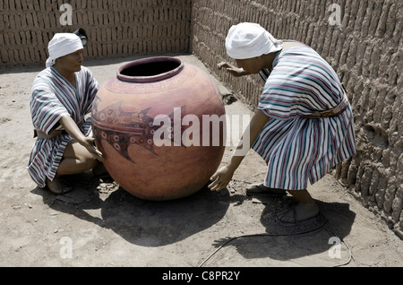 Die alte bleibt der Pyramide Huaca Pucllana präkolumbischen Ruinen Miraflores Lima Peru Stockfoto