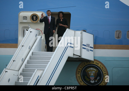 US-Präsident Barack Obama und seine Frau verlassen, die Air Force One Flugzeug am Flughafen Ruzyne in Prag, Tschechien. Stockfoto