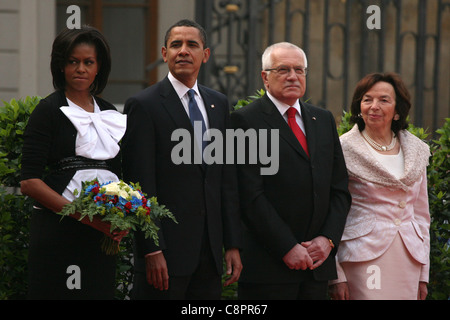 US-Präsident Barack Obama und der tschechische Präsident Vaclav Klaus mit Ehegatten am 5. April 2009 auf der Prager Burg, Tschechische Republik. US-Präsident Barack Obama und der tschechische Präsident Vaclav Klaus mit Ehegatten am 5. April 2009 auf der Prager Burg, Tschechische Republik. Von links nach rechts: US-First Lady Michelle Obama, US-Präsident Barack Obama, tschechischer Präsident Vaclav Klaus und tschechische First Lady Livia Klausova. Das Foto wurde während des Besuchs von US-Präsident Barack Obama in der Tschechischen Republik im April 2009 aufgenommen. Stockfoto