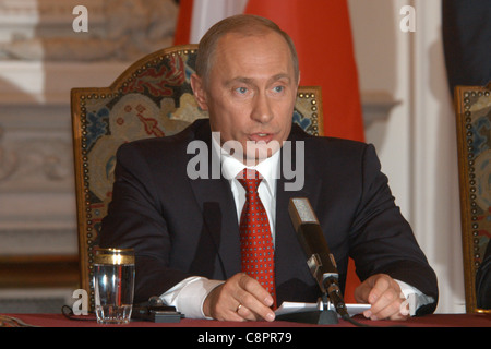 Russischen Präsidenten Vladimir Putin besucht eine Pressekonferenz bei seinem Besuch nach Prag, Tschechische Republik am 1. März 2006. Stockfoto