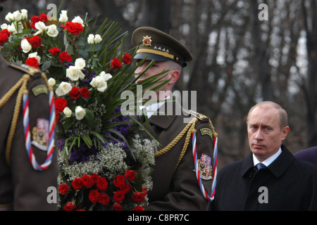 Russischen Präsidenten Vladimir Putin besucht das Sowjetische Ehrenmal in Olšany Friedhof in Prag, Tschechien am 2. März 2006. Stockfoto