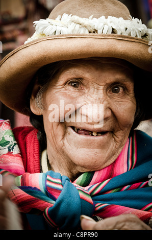 Alte Frau tragen Tracht Quechua in Aguas Calientes Machu Picchu Cusco Region Peru Stockfoto