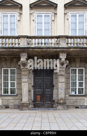 Verzierten Eingang zu einem alten Haus in Warschau Stockfoto