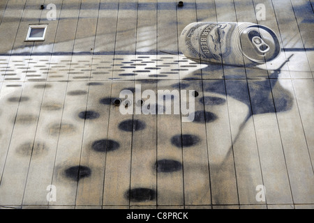 Bier-Graffiti auf einer alten Mauer Stockfoto