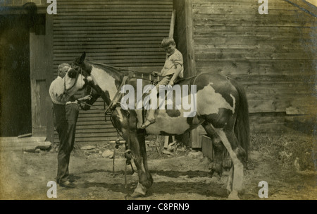 Ca. 1910 Foto eines kleinen Jungen auf einem Pferd ohne Sattel. Stockfoto