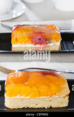 Kuchen, garniert mit frischem Obst in Gelee Stockfoto