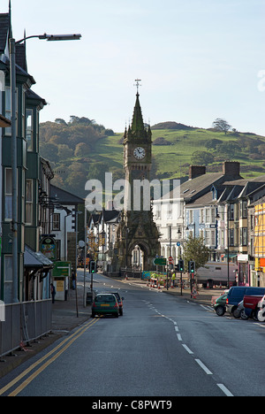 Großbritannien, Wales, Machynleth, Blick auf die Hauptstraße in Richtung Uhrturm Stockfoto