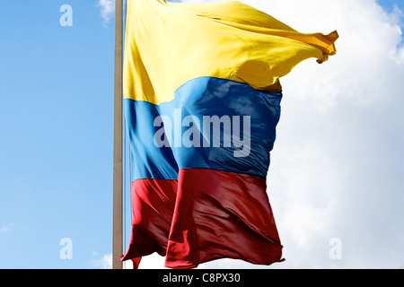 Gelb, blau und rot für die kolumbianische Flagge wehenden Wind in Richtung der Kamera. Stockfoto