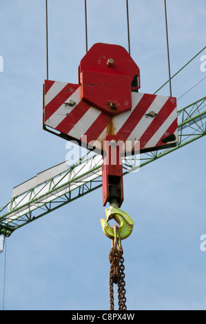 Nahaufnahme der Haken am Kran mit Ausleger im Hintergrund Stockfoto