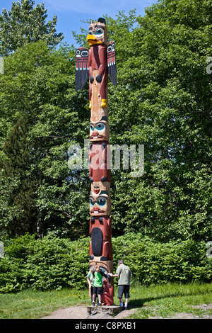 Touristen und Totempfahl. Saxman Totem Park. Ketchikan. Alaska Stockfoto