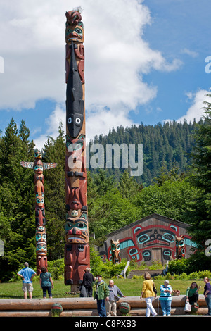 Touristen, die gerade die Totempfähle. Saxman Totem Park. Ketchikan. Alaska. USA Stockfoto