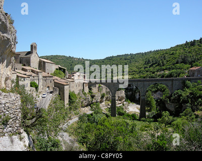 Frankreich, Languedoc-Roussillon, Hérault, Minerve, Blick auf das Dorf und Bogen Brücke über die Schlucht Stockfoto